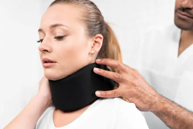 Paciente con collarín cervical tras accidente de tráfico