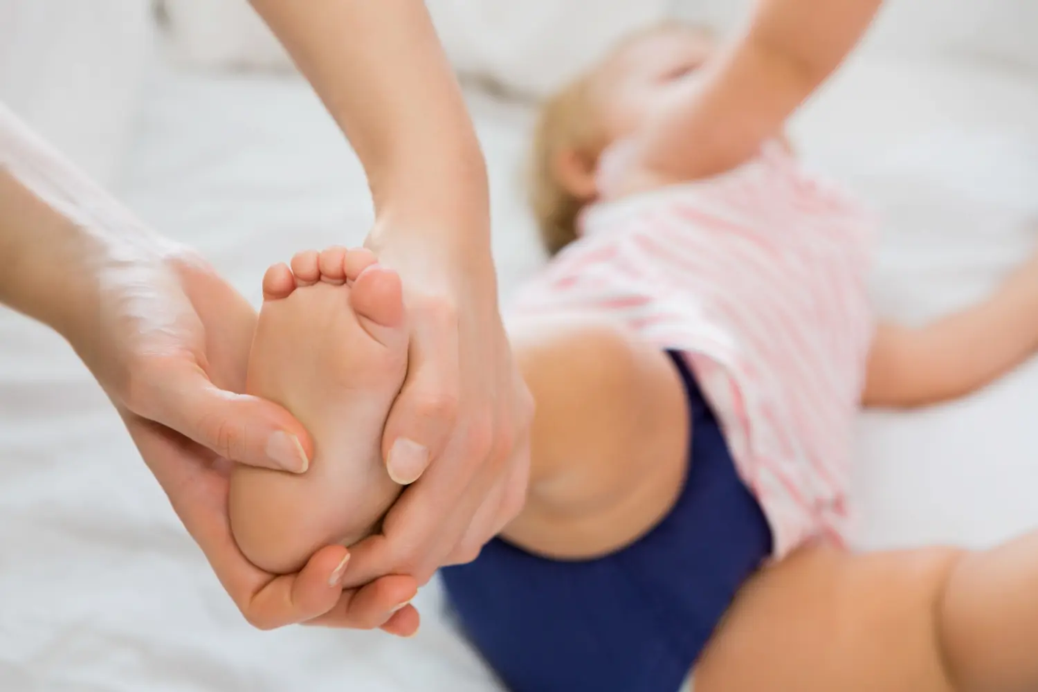Fisioterapeuta pediátrica tratando a un bebé