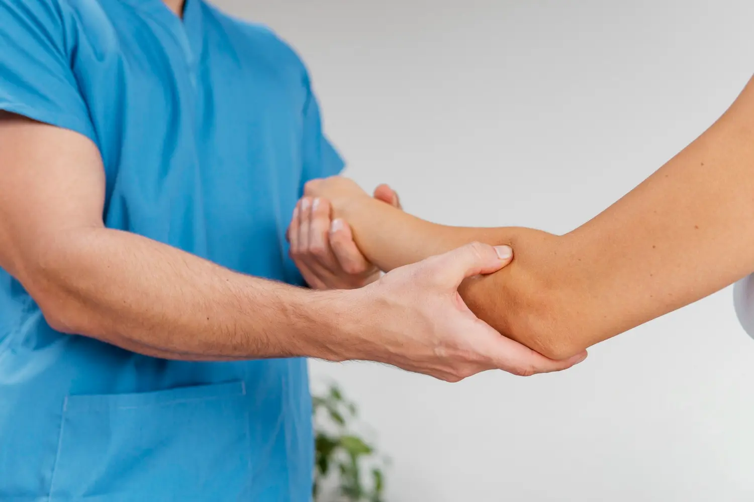 Fisioterapeuta tratando dolor articular