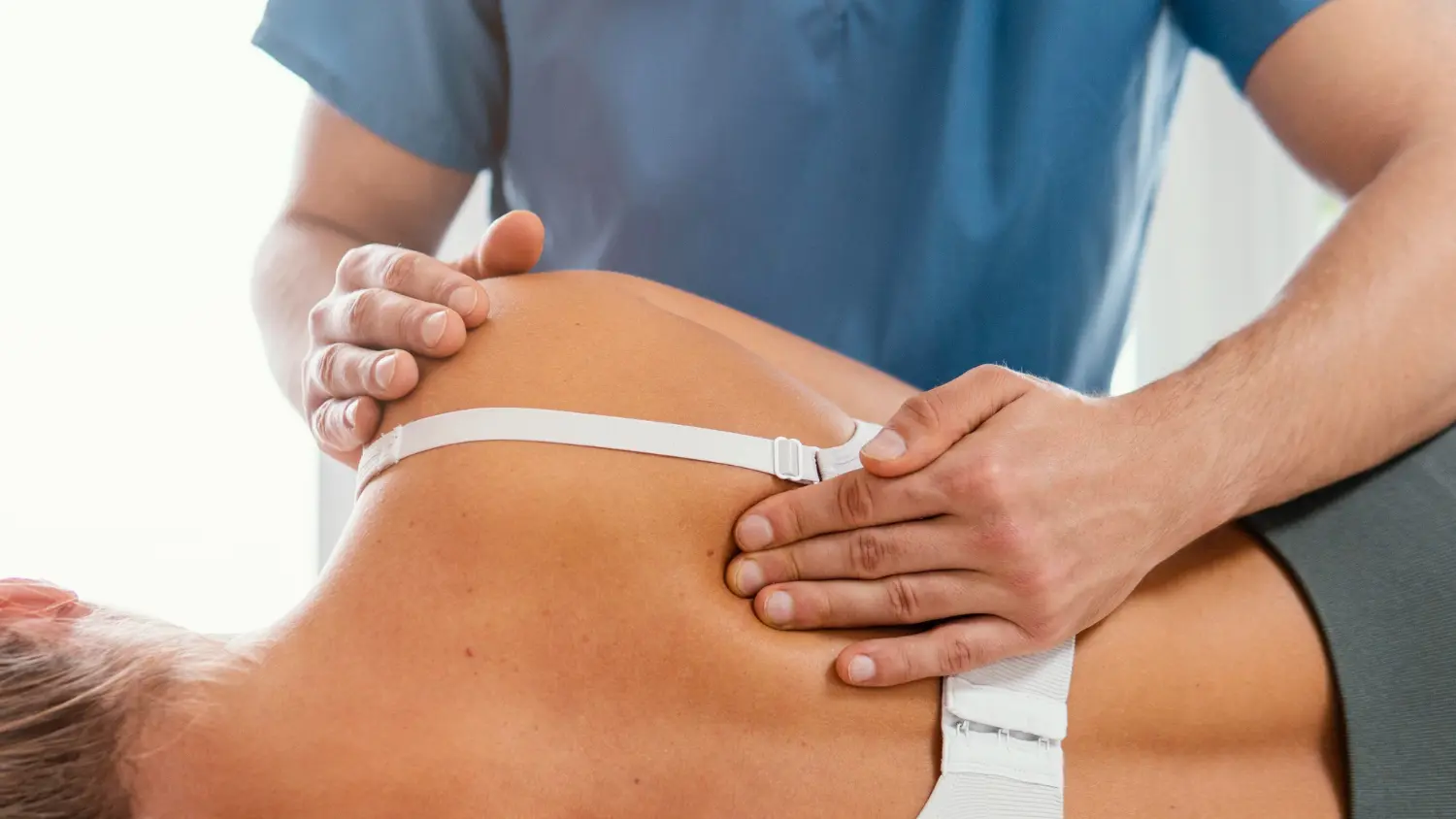Osteópata en Granada realizando tratamiento manual