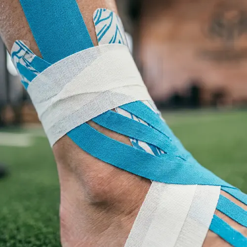 Vendaje funcional y kinesiotape aplicado en hombro